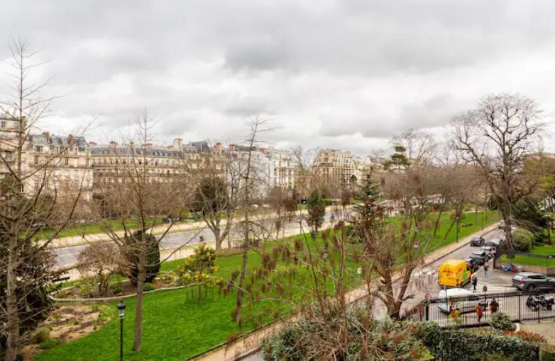 2 Bedroom Champs Elysee Apartment Paris